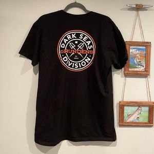 GRUNDÉNS FISHING & DARK SEAS COLLAB SHIRT IN BLACK. SIZE L